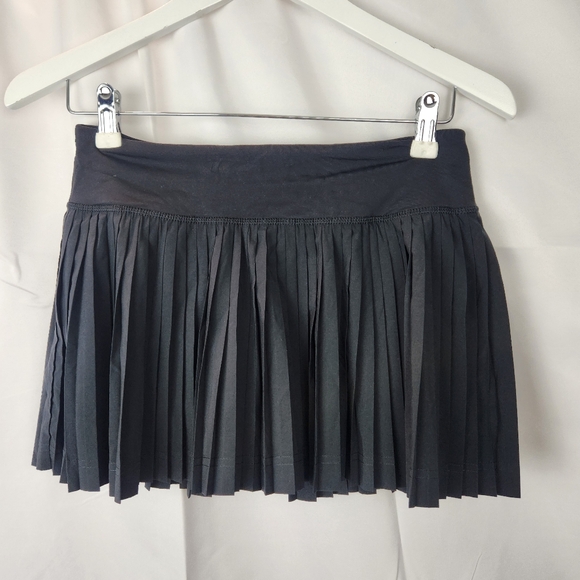 Lululemon Pleat To Street Skirt II Black size 4 in EUC - Picture 4 of 8